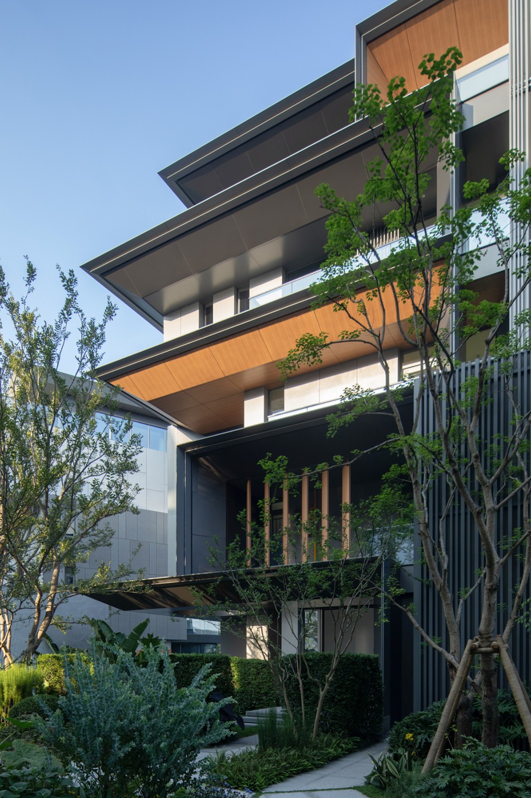 BIM建筑|独栋住宅新物种：成都麓湖黑石岛垂直五连墅 / 孟凡浩x万华